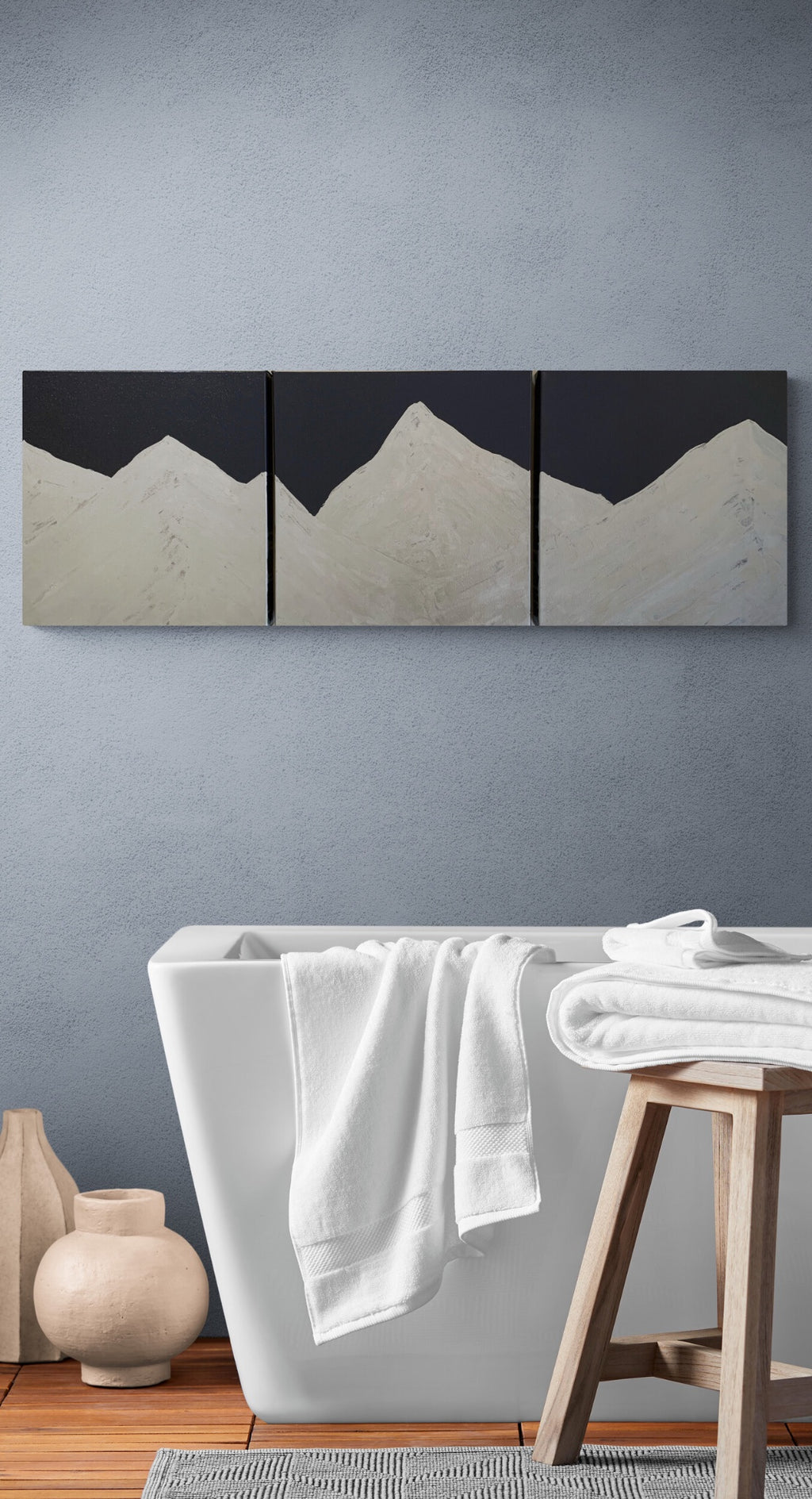 69164a62e1b8ea140711df10_silver-modern-bathroom-with-ceramic-vases_1778309006891.jpg